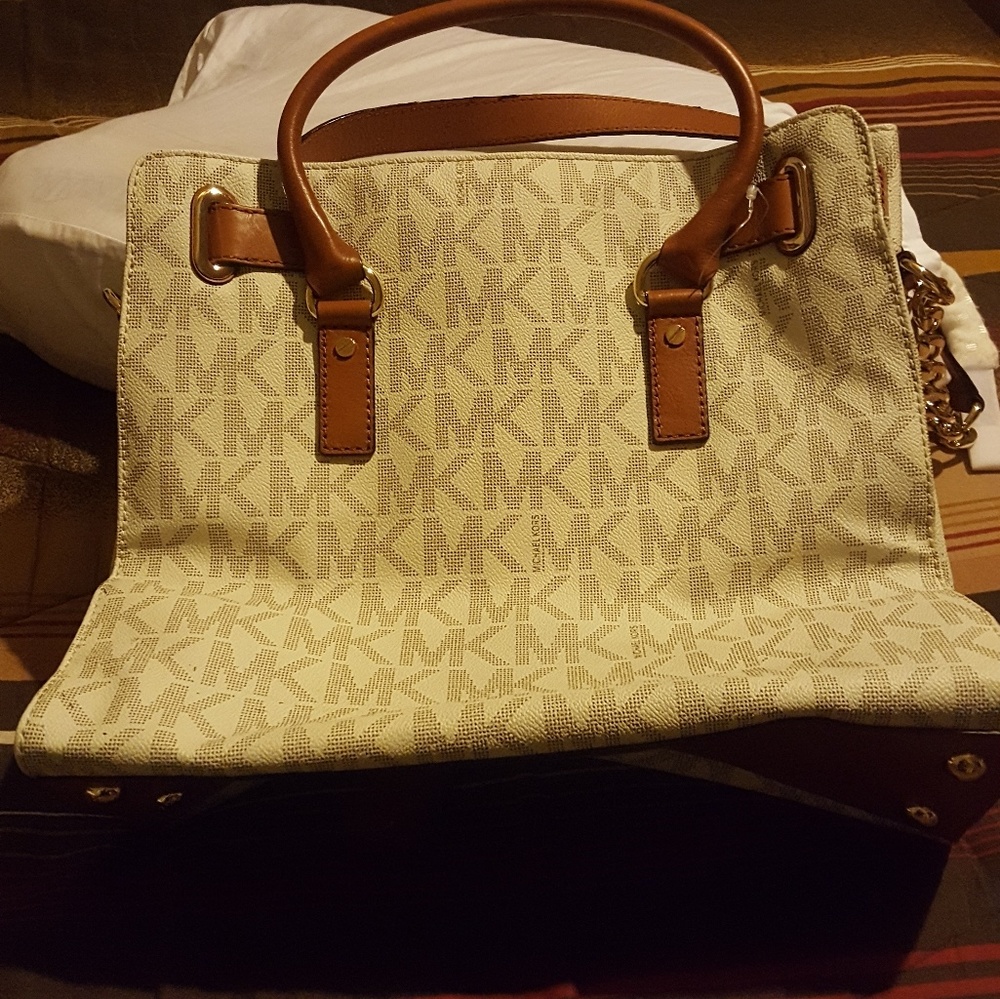 To big for me to carry i like crossbody - Picture 2 of 4